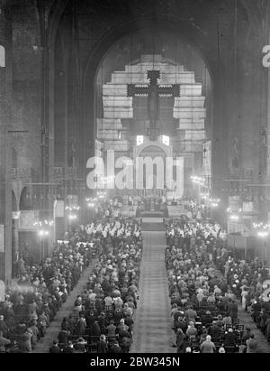 Mgr Lamus consacré à la cathédrale de Westminster . Le très Rév Mgr Edward Myers , évêque élu de Lamus , fut consacré évêque de Lamus par le Cardinal Archevêque , à la fête de Saint Jacques l' Apôtre , à la Cathédrale de Westminster , Londres . Une vue générale à l'intérieur de la cathédrale à la consécration . 25 juillet 1932 Banque D'Images