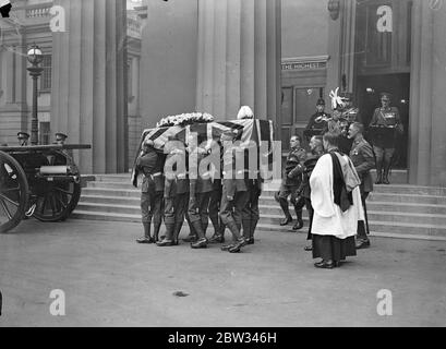 Lord Plumer enterré dans la chapelle des guerriers de l'abbaye de Westminster . Les funérailles du maréchal Lord Plumer ont eu lieu avec des honneurs militaires à l'abbaye de Westminster , Londres où il a été enterré dans la chapelle des guerriers , près de la tombe du guerrier inconnu . Il est le premier soldat à être enterré dans l'abbaye depuis le guerrier inconnu . Il y avait une procession de la caserne Wellington où le corps s'est reposé dans la chapelle avec un garde pendant la nuit. Les célèbres soldats ont agi comme des porteurs de la paall . Porter le cercueil de la chapelle des casernes de Wellington pour le placer sur la porte-arme . 20 juillet 1932 Banque D'Images