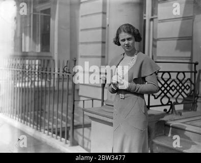 Le plus jeune debutante à être présenté aux tribunaux de mai . Mlle le Père Grant , fille de Sir A Hamilton Grant et de Lady Grant , a la distinotion d'être le plus jeune debutante à présenter aux tribunaux de mai . Elle a seulement dix-sept ans. Sir A Hamilton Grant a été commissaire en chef des provinces de la frontière Nord et de l'Ouest de l'Inde . Mme Esther Grant . 30 avril 1932 Banque D'Images