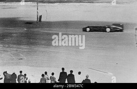 Sir Malcolm Campbell brise son propre record de vitesse terrestre à Daytona . Sir Malcolm Campbell dans sa voiture Bluebird II , a cassé son propre record de vitesse terrestre mtorcar de 245 miles par heure établissant un nouveau record du monde de 253 . 968 miles par heure pour le mile mesuré , sur les sables à Daytona , Floride . Sir Malcom Campbell en train de dépasser la piste à Daytona , Floride , en brisant son propre record à Daytona . 4 mars 1932 Banque D'Images