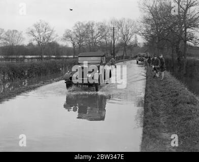 Le sud de l'Angleterre a été inondé après de grandes tempêtes . Tout le sud-ouest de l'Angleterre est inondé à la suite de fortes tempêtes qui ont rendu de nombreuses routes impraticables . Une voiture qui traverse des inondations sur la route Spinden , qui est presque impraticable . 3 mai 1932 Banque D'Images