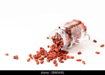 Super brain food sèche baie de Goji dans un pot en verre isolé sur fond blanc avec espace de copie Banque D'Images