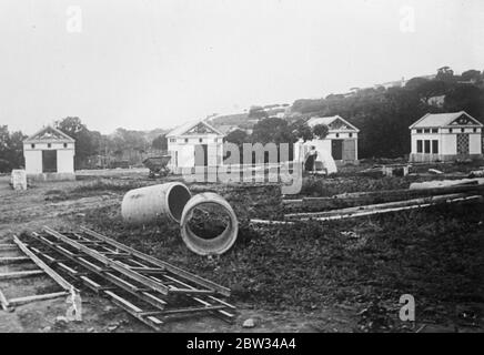 Préparation de la villa d'été du Pape pour la visite à venir. Les préparatifs sont rapidement en cours de préparation pour la prochaine visite du Pape à sa villa d'été à Castelgandolfo . Les jardins sont magnifiquement agendés par une armée de travailleurs, et la villa est en cours de rénovation et de modernisation. Ces photos ont été prises par un photographe déguisé en maçon , avec un appareil photo caché sous ses vêtements , et sont les premières photos faites de l'œuvre . Partie du terrain entourant la villa. 29 juin 1932 Banque D'Images