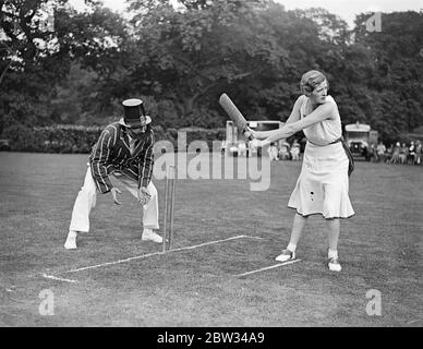 Auteurs contre actrices au cricket . Une équipe d'auteurs sous le chapelure de M. J B sacerdotal , et une équipe d'actrices sous le chapelure de Mlle Gladys Cooper , Rencontré dans un match de cricket à l'aide du groupe North St Pancras du groupe St Pancras de la St Pancras House Improvement Society dans les beaux jardins de la résidence de Mme Clarence Gasque à Hampstead , Londres . Mlle Gladys Cooper battant avec M. Ralph Strauss , en gardant le cricket . 14 juillet 1932 Banque D'Images