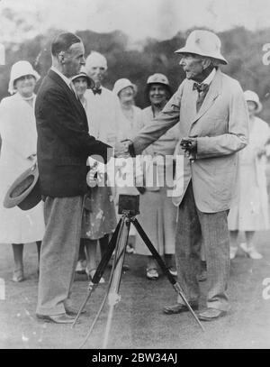 Sir Malcolm Campbell et l'homme le plus riche du monde se rencontrent à Daytona . Une réunion historique a eu lieu à Daytona , en Floride , lorsque Sir Malcolm Campbell , le motionnaire le plus rapide du monde a rencontré John D Rockfeller , Senior , l' homme le plus riche du monde , et a reçu ses félicitations pour ses performances de vitesse après avoir mis en place le nouveau record mondial de vitesse terrestre de 253 . 968 miles par heure . Sir Malcolm Campbell et l'âgé John D Rockfeller à leur réunion . 4 mars 1932 Banque D'Images