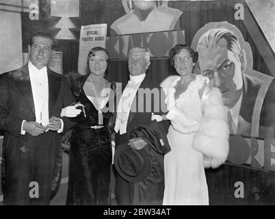 Célèbre Dolly Sister à la première nuit du film Grand Hotel à Londres . Parmi les personnalités célèbres assistant à la première nuit du film de Vicki Baum célèbre roman Grand Hotel au Palace Theatre de Londres était Rosie Dolly , une des célèbres sœurs Dolly , et son mari , M. Irving Netcher . De gauche à droite : M. Irving Netcher , Mlle Rosie Dolly , Dr Maddick , et Mme Eddie Goulding , épouse du réalisateur britannique qui a fait le Grand Hôtel à Hollywood . Elle était auparavant Mlle Marjorie Moss , une actrice américaine . 21 septembre 1932 Banque D'Images