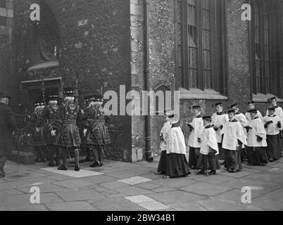 Inspection des Beefeaters à la Tour de Londres le dimanche de Pâques. Le col Lieut Dan Burgess , gouverneur de la Tour de Londres, a inspecté les Yoiens de la Garde , dans leurs uniformes Tudor , dans la cour de la Tour avant d'assister au service du dimanche de Pâques à l'église Saint-Pierre et Vinacular . Les Beefaters marchent à l'église après l'inspection . 27 mars 1932 Banque D'Images