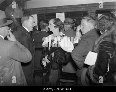 Society assiste à la première nuit de Grand Hotel film à Londres . Lady Patricia Moore avec M. T Frost , arrivant à la première présentation nocturne du film de Vicki Baum, célèbre dans le monde entier, Grand Hotel au Palace Theatre , Londres . 21 septembre 1932 Banque D'Images