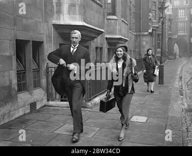 Mlle Barbara Harris arrive à poursuivre la preuve contre Recteur de la rigidité . L'audition des charges contre le Rév Harold Francis Davidson , recteur de la Stiffkey , Suffolk a été poursuivie à la Consistory court Church House , Westminster . Mme Barbara Harris la principale femme témoin de l'affaire a poursuivi sa preuve devant la Cour . Mme Barbara Harris arrivée pour la reprise de l'audience . 30 mars 1932 Banque D'Images