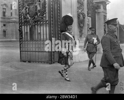 King tient l'investiture à Buckingham Palace . Le Roi a tenu une invétiture à Buckingham Palace , Londres , lorsque les récipiendaires de la liste des honneurs d'anniversaire ont été décorés par le Roi . Le capitaine Gibb les Argyll et Sutherland Highlanders part après avoir été décoré avec l' OBE . 21 juin 1932 Banque D'Images