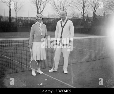 Le ministre du Cabinet participe au tournoi de tennis du Club Roehampton . Sir Samuel Hoare , secrétaire de l' Inde , au gouvernement national a associé Mme D C Shepherd Barron , dans les doubles mixtes des championnats de Surrey Hard court à Roehampton Londres . Sir Samuel Hoare et Mme D C Shepherd Barron sur le terrain de Roehampton pour leur match . 4 avril 1932 Banque D'Images