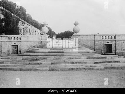 Préparation de la villa d'été du Pape pour la visite à venir. Les préparatifs sont rapidement en cours de préparation pour la prochaine visite du Pape à sa villa d'été à Castelgandolfo . Les jardins sont magnifiquement agendés par une armée de travailleurs, et la villa est en cours de rénovation et de modernisation. Ces photos ont été prises par un photographe déguisé en maçon , avec un appareil photo caché sous ses vêtements , et sont les premières photos faites de l'œuvre . Une des belles approches des terrasses d'où le Saint-Père obtiendra un beau panorama des lacs voisins et à la distance qu'il pourra voir Banque D'Images