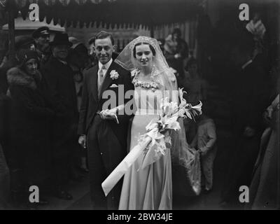 Lord Reading ' s secrétaire wed ' s son épouse frère . Une des secrétaires privés de Lord Reading , Mlle Pamela Casson , fille du colonel Casson , est devenue sa sœur en droit lorsqu'elle a été mariée à l'église Saint-Jacques , place espagnole , Londres au lieutenant C A Roy Charnaud , Un juge en Rhodésie et frère de Lady Reading , qui jusqu'à son mariage en août dernier était la principale secrétaire privée de Lord Reading . La mariée et le marié quittant l'église après la cérémonie . 9 février 1932 Banque D'Images