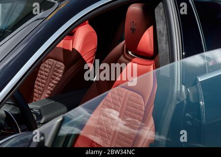 Varsovie / Pologne - 08.01.2018 : intérieur Maserati Ghibli avec sièges en cuir rouge, vue par des portes ouvertes avec des fenêtres sans cadre. Banque D'Images