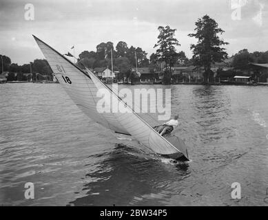 Se pencher bien sur la brise . M. Tatham dans son yacht de canoë Senora se penchait presque au point de chavirement , pendant la course dans la régate du Royal Canoe Club à Teddington Reach . 25 juin 1932 Banque D'Images