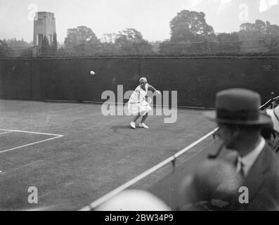 Helen Jacobs en forme à Wimbledon . Mlle Helen Jacobs , la première joueuse de tennis américaine , a rencontré Mme B C Covell de Grande-Bretagne lors des matchs internationaux de tennis sur gazon à Wimbledon . Mlle Helen Jacobs dans l'action fine pendant le match . 22 juin 1932 Banque D'Images