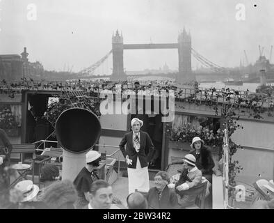 Scènes à bord du bateau-spectacle sur la Tamise . Mannequins portant des vêtements de plage . 24 juin 1932 Banque D'Images