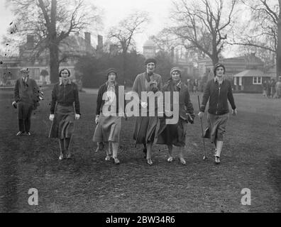 Le tournoi de golf parlementaire Dames ouvre à Ranelagh . L'association Ladies Parliamentary Golf a organisé un tournoi d'invitation au Ranelagh Club , Londres pour célébrer le 21 anniversaire de l'association , de nombreuses femmes golfeurs des cercles parlementaires y ont participé . De gauche à droite , Mlle M Baird , Mme Barnes Gorell , Lady Carisbrooke une amie et l'honorable Mme Esme Glyn sur le cours pendant le tournoi . 8 avril 1932 . Banque D'Images