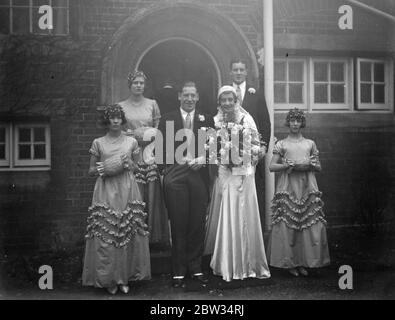 Fille du directeur de Phosferine Weds Scotsman . Le mariage de Mlle Everall Talluck , fille d'un directeur de Phosferine à M. W E F Wilson d'Édimbourg s'est déroulé à l'église catholique de Sainte-Marie , Chislehurst . La mariée et le marié quittant l'église après la cérémonie . 4 février 1932 Banque D'Images