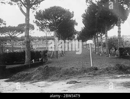 Préparation de la villa d'été du Pape pour la visite à venir. Les préparatifs sont rapidement en cours de préparation pour la prochaine visite du Pape à sa villa d'été à Castelgandolfo . Les jardins sont magnifiquement agendés par une armée de travailleurs, et la villa est en cours de rénovation et de modernisation. Ces photos ont été prises par un photographe déguisé en maçon , avec un appareil photo caché sous ses vêtements , et sont les premières photos faites de l'œuvre . La vue de la nouvelle route reliant la villa du Pape ( vue à la fin ) et la ferme modèle qui fait partie de la vaste propriété . 29 juin 1932 Banque D'Images