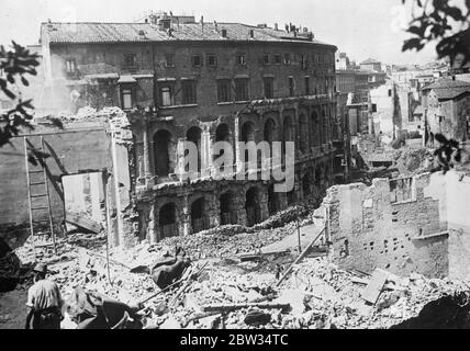 Un grand travail de reconstruction et de démolition révèle les gloires cachées de Rome . Le grand travail de reconstruction entamé sous le régime de Mussolini à Rome , pour fournir du travail , est en voie d'achèvement et il est prévu qu'il sera terminé à temps pour l'anniversaire de la marche de Rome en octobre . De nombreux plaisirs remarquables ont été lancés sur l'histoire romaine par la découverte de trésors cachés jusqu'ici . 2 septembre 1932 Banque D'Images