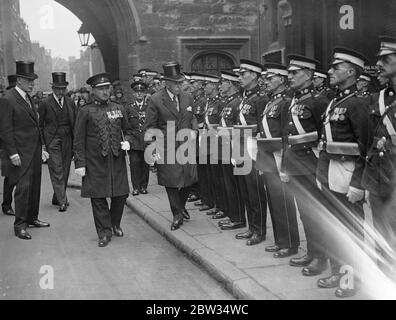 Le duc de Connaught assiste au service de commémoration de l'ordre de Saint John . Le duc de Connaught , Grand Prieur de l'ordre , a assisté au service de commémoration annuel de l'Église du Grand Prieuré dans le Royaume britannique de l'ordre de l'Hôpital de Saint Jean de Jérusalem à Clerkenwell , Londres . Le duc de Connaught inspecte les membres de l'ordre de Saint-Jean avant le service . 24 juin 1932 Banque D'Images