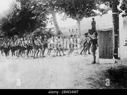 Les jeunes soldats de Mussolini en manœuvres . La Balilla , l'armée des enfants fascistes organisée par Signor Mussolini comme noyau d'une future armée , sont en manœuvres près de Rome . Jeunes soldats du mouvement marchant dans leur camp tandis qu'un de leurs nombres garde le devoir de sentry . 2 août 1932 Banque D'Images