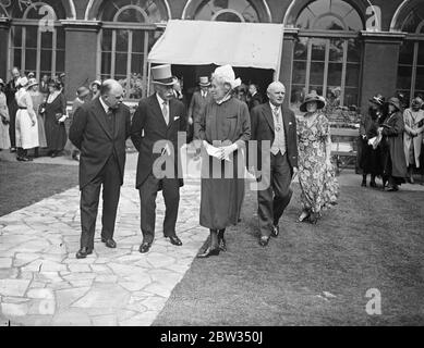 Le duc de Connaught présente des prix à l'école de médecine de l'hôpital St Thomas . Le duc de Connaught a remis des prix lors de la distribution annuelle à la St Thomas ' Hospital Medical School , Londres . Le duc de Connaught avec le maire de Londres et le Matron de l'Hôpital marchant dans le domaine de l'école pendant sa visite . 28 juin 1932 Banque D'Images