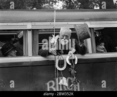 Les chauffeurs de taxi de l'ancien Londres ont fait une sortie . Les anciens chauffeurs de taxi de Londres ont été donnés une journée dans le pays à Burnham Beeches , par l' institution de bienfaisance des chauffeurs de taxi . H J Packer 82 ans , un des plus vieux pilotes de Londres , dans l'autocar que la partie gauche Lincolns Inn Fields , Londres . 7 juillet 1932 Banque D'Images