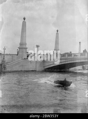 En bateau à vitesse pour Anvers . M. R C Cole , le passionné de bateaux à moteur hors-bord de Londres de 21 ans , dans son hors-bord ' Miss Whitstable ' qui est de 13 pieds de long et a un moteur 3 1/2 h.p , os a tenté un voyage solitaire à Anvers . Il a récemment terminé avec succès le voyage de 550 miles du pont de Westminster à Paris . M. R C Cole au volant de son bateau à moteur qui se met en vitesse sur la Tamise avant le début de son voyage . 4 août 1932 Banque D'Images