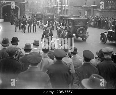 Le Prince de Galles représente le Roi au premier lévee . Comme le roi souffre d'un froid , le prince de Galles a tenu le premier Levee de la saison au Palais de St Jame à sa place . Le Prince a conduit la Maison de York , St James , à Buckingham Palace en voiture et de Buckingham Palace au Palais de St Jame ' s dans l'État, escorté par une troupe de Cavalerie de la Maison . M. Thomas ( à gauche ) et le capitaine Wedderburn Maxwell ( à gauche ) et le capitaine Wedderburn Maxwell partent après avoir assisté au Levee . 7 mars 1933 Banque D'Images