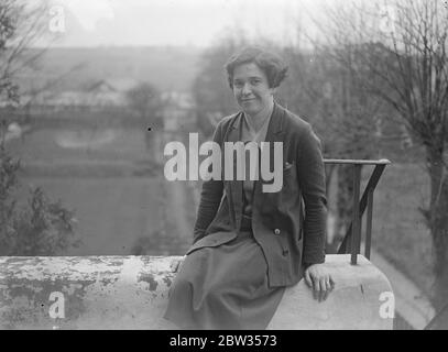 Une femme métallurgiste présente un document à la réunion de l' Institut des métaux . Mme Harold Heywood , âgée de 27 ans , ancienne Mlle Frances D Weaver , épouse du Dr Harold Heywood , expert en combustibles , et une des rares femmes métallurgistes , a présenté un document à la réunion annuelle de l' Institut des métaux à Londres. Mme Heywood travaille depuis un certain temps sur la métallurgie et analyse les métaux au microscope . Elle a rencontré son mari , qui est un fonctionnaire de l' Institut , alors qu'ils étaient engagés dans des travaux de recherche ensemble . Mme Harold Heywood , métallurgiste , photographiée à son Londo Banque D'Images