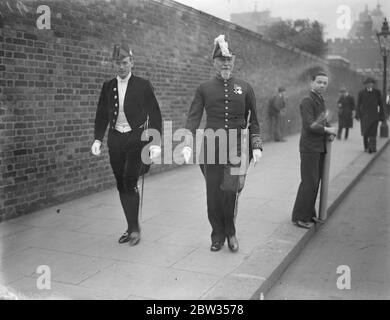 M. Montagu Norman assiste à First Levee . M. Montagu Norman , gouverneur de la Banque d'Angleterre , a assisté au premier lévee de la saison au Palais de Saint-Jacques , qui a eu lieu par le Prince de Galles en l'absence du Roi . M. Montagu Norman quittant , Palais de Saint-Jacques avec un ami après le Levee . 7 mars 1933 Banque D'Images