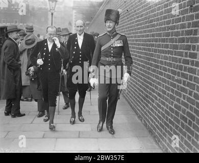 Le Prince de Galles représente le Roi au premier lévee . Comme le roi souffre d'un froid , le prince de Galles a tenu le premier Levee de la saison au Palais de St Jame à sa place . Le Prince a conduit la Maison de York , St James , à Buckingham Palace en voiture et de Buckingham Palace au Palais de St Jame ' s dans l'État, escorté par une troupe de Cavalerie de la Maison . Lord Plumer (petit homme en lunettes) , Sir Theo Metcalfe et un officier Hussar partant après avoir assisté au lévee . 7 mars 1933 Banque D'Images