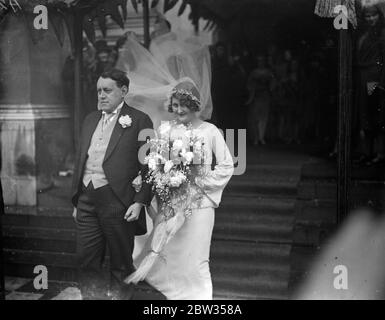 Le mariage a eu lieu à Brompton Oratoire , Londres , de M. John Douglas Woodruff , auteur de Wodstock Road , Oxford , et de l'honorable Marie Ibmaculee Antoinete Lyon Dalberg Acton , fille aînée du regretté Lord et Lady Acton , Et soeur du Seigneur actuel Acton . M. Woodruff a 35 ans et celui de sa mariée 27 ans. Le voile de la mariée souffle dans le vent alors qu'elle quittait l'église avec le marié . 25 février 1933 Banque D'Images