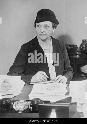 Première femme américaine ministre . Mlle Frances Perkins de New York a été nommée par M. Franklin D Roosevelt , le président américain élu secrétaire du travail lorsque son cabinet prend ses fonctions sous peu . Mlle Perkins sera la première femme américaine ministre du Cabinet . Elle est une sociologue de premier plan et est membre de la Commission industrielle de l'État de New York depuis 1929 . Mlle Frances Perkins . 1er mars 1933 Banque D'Images