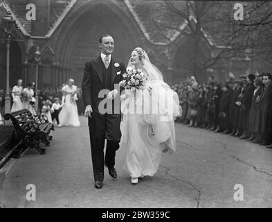 Mariage matinal à St Margarets Westminster pour Miss Diana Coventry et M. John Mason . Une heure inhabituelle, 11.30 heures, a été choisie pour le mariage à l'église St Margarets , Westminster de Miss Diana Coventry, fille du défunt colonel l'honorable Charles Coventry , et Mme Coventry et M. John Mason , fils du major J S Mason . La mariée et le marié quittant l'église après la cérémonie . 28 février 1933 Banque D'Images