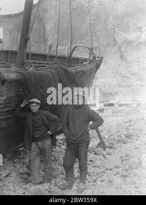 Naufragé sur la côte sud . Tir de roquette du sommet de la falaise à l'équipage du bateau de pêche sur les rochers près de Newhaven . Le bateau de pêche Eastbourne Friscary , propriété de M. Frank French d'Eastbourne , est allé à terre sur les rochers près de Peacehaven , sur la côte sud de l'Angleterre , non loin de Newhaven . En réponse aux signaux de détresse, le canot de sauvetage de Newhaven est sorti et n'a pas trouvé le bateau dans le brouillard dense . Après deux heures, le brouillard s'est levé et l'appareil de fusée a été monté sur la falaise et une ligne a été tiré à bord . Le navire a été mal entroué et on croit qu'il est impossible de le sauver . M. Frank Français Banque D'Images