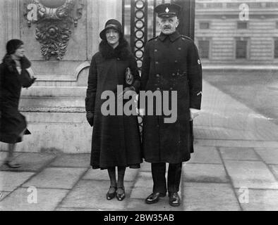 King tient l'investiture à Buckingham Palace . H M le Roi a tenu une investiture à Buckingham Palace , Londres . PC / J Tinlin , Northumberland Constabulary . 22 février 1933 Banque D'Images