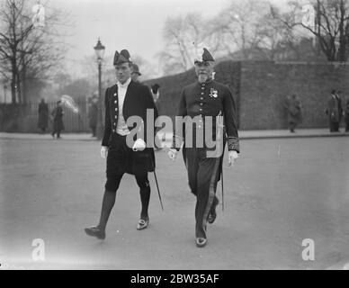 M. Montagu Norman assiste à First Levee . M. Montagu Norman , gouverneur de la Banque d'Angleterre , a assisté au premier lévee de la saison au Palais de Saint-Jacques , qui a eu lieu par le Prince de Galles en l'absence du Roi . M. Montagu Norman quittant , Palais de Saint-Jacques avec un ami après le Levee . 7 mars 1933 Banque D'Images