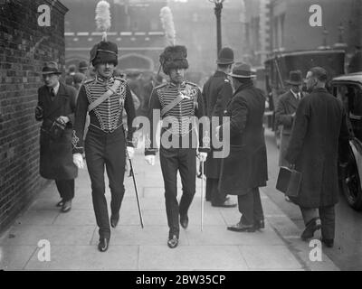 Le Prince de Galles représente le Roi au premier lévee . Comme le roi souffre d'un froid , le prince de Galles a tenu le premier Levee de la saison au Palais de St Jame à sa place . Le Prince a conduit la Maison de York , St James , à Buckingham Palace en voiture et de Buckingham Palace au Palais de St Jame ' s dans l'État, escorté par une troupe de Cavalerie de la Maison . M. Thomas ( à gauche ) et le capitaine Wedderburn Maxwell ( à gauche ) et le capitaine Wedderburn Maxwell partent après avoir assisté au Levee . 7 mars 1933 Banque D'Images