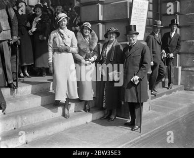 Journée privée avec vue à l'Académie royale. La vue privée de l'exposition du printemps de la Royal Academy s'est déroulée à Burlington House , Londres . Le Lord Mayor de Londres , Sir Percy Greenaway , et la Lady Mayoress avec leurs deux filles à l' Académie royale . 21 avril 1933 Banque D'Images