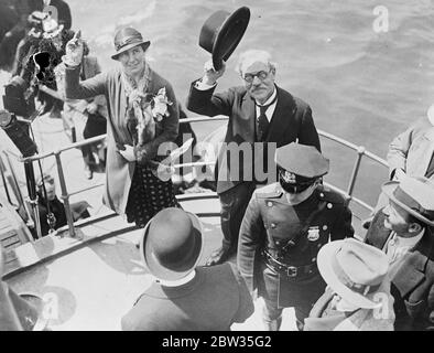 Le premier ministre en Amérique premières photos originales . Ce sont les premières images originales reçues en Angleterre du Premier ministre , M. Ramsay MacDonald , lors de sa visite en Amérique pour des conversations avec le Président Roosevelt . M. Ramsay MacDonald avec sa fille , Mlle Ishbel MacDonald , à bord du remorqueur d'accueil Macom à l'arrivée à New York , d'où il s'est rendu à Washington . ( première photo originale ) 27 avril 1933 Banque D'Images