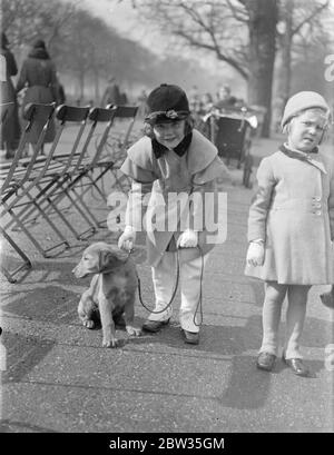 Fille Hermione Baddeley dans le parc . Pauline Tennant , la fille de six ans de Miss Hermione Baddeley l'actrice et l'honorable David Tennant , photographiés à Hyde Park , Londres pendant une promenade du dimanche . 19 mars 1933 Banque D'Images