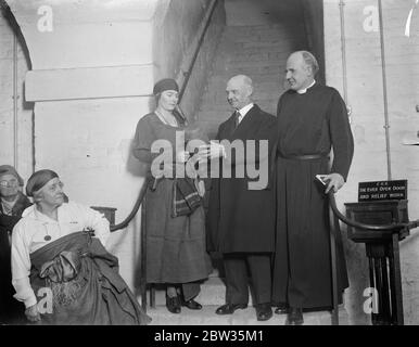 Le comte de Cavan a ouvert une exposition d'œuvres du monde entier , à la crypte de Saint-Martin dans l' église des champs , Londres , en relation avec la répétition du Pageant de toutes les nations . Le comte de Cavan avec le Rév Pat McCormick inspectant un tomtom africain fabriqué par des écoliers d'Afrique à l'exposition . 13 mars 1933 Banque D'Images