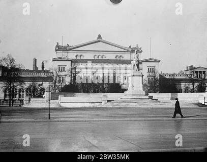 Opéra définitivement choisi comme maison temporaire de Reichstag . L'Opéra de Berlin a été définitivement choisi pour abriter le Reichstag allemand tandis que le Reichstag est en cours de réparation suite à l'incendie désastreux . Vue extérieure de l'opéra de Kroll où se trouve le Reichstag. 11 mars 1933 Banque D'Images