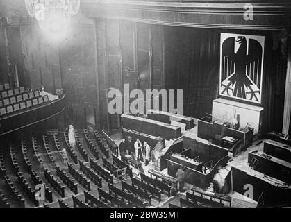 Opéra définitivement choisi comme maison temporaire de Reichstag . L'Opéra de Berlin a été définitivement choisi pour abriter le Reichstag allemand tandis que le Reichstag est en cours de réparation suite à l'incendie désastreux . Vue extérieure de l'opéra de Kroll où se trouve le Reichstag. 11 mars 1933 Banque D'Images