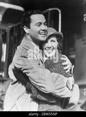 Une Buddy Rogers - Mary Brian Romance ? Hollywood rumeur relie les noms de Buddy Rogers , l'acteur et chef d'orchestre , et de Mlle Mary Brian , l' actrice . Une étroite amitié entre eux a repris après avoir cessé il y a plusieurs mois . Une étreinte de bienvenue pour Buddy Rogers de Miss Mary Brian à son arrivée à Los Angeles , Californie . 11 mars 1933 Banque D'Images