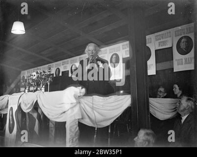 Lloyd George s'adresse à une grande rencontre en faveur du candidat libéral à Ashford par élection . M. Lloyd George , ancien premier ministre , s'est adressé à un grand rassemblement à Ashford , Kent , en faveur du Rev W P Kedward , le candidat libéral à Ashford par élection . Une étude expressive de M. Lloyd George lorsqu'il s'est adressé à la foule au Ashford Market Hall . 11 mars 1933 Banque D'Images