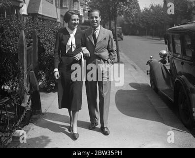 Mariage de M. C L Leven et de Mlle Zimmermann . Un mariage romantique qui a commencé avec un défi duel dans un café Carlsbad se terminera demain , avec un mariage dans un bureau de Londres , lorsque le capitaine Charles Leven Lincoln , ancien flyer de guerre anglais et acteur de film , sera marié à Miss Hilde Zimmermann , Une fille allemande . Le capitaine Charles Leven Lincoln et Mlle Zimmermann dansaient dans le café Carlsbad quand une note a été reçue par la dame de Hans Comte Czernin , fils d'un ancien ministre autrichien des Affaires étrangères , qui dansait également là , lui demandant de le rencontrer . Capitaine Leven Lincoln natur Banque D'Images